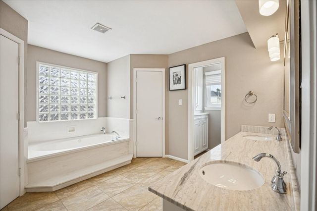 115 Bamaku Bend, Tiki Island, TX 77554