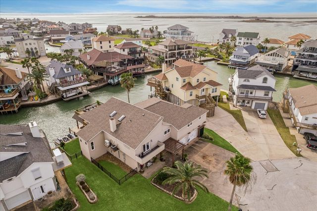 115 Bamaku Bend, Tiki Island, TX 77554