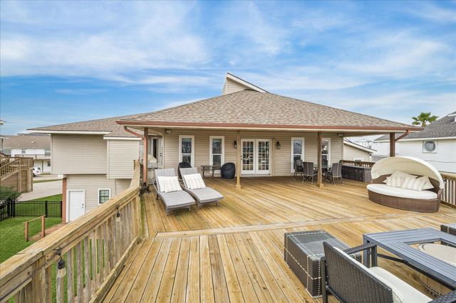 115 Bamaku Bend, Tiki Island, TX 77554