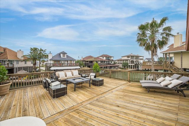 115 Bamaku Bend, Tiki Island, TX 77554