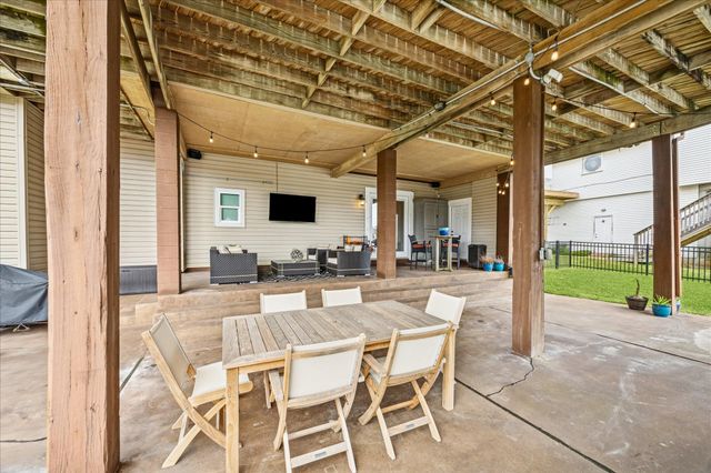 115 Bamaku Bend, Tiki Island, TX 77554