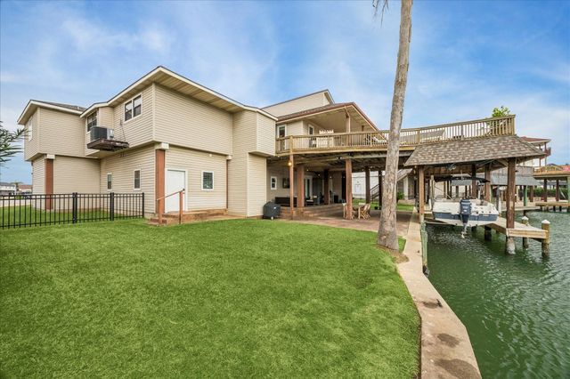 115 Bamaku Bend, Tiki Island, TX 77554