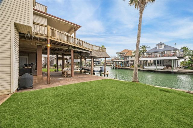 115 Bamaku Bend, Tiki Island, TX 77554