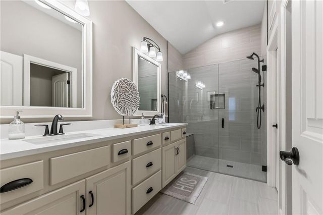 433 NW Kaylea Court, Lee's Summit, MO 64081