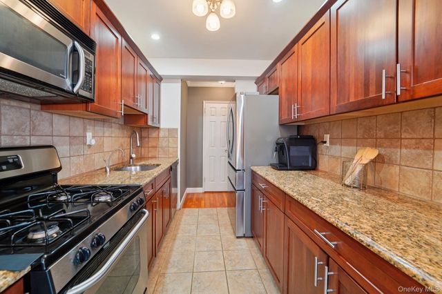 4 Sadore 7F, Yonkers, NY 10710