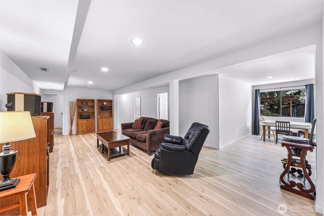 20714 NE 43rd Street, Sammamish, WA 98074