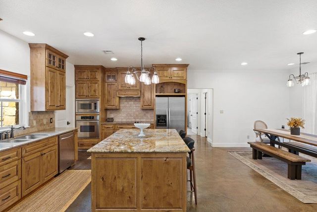 101 Winding Oak DR, Johnson City, TX 78636