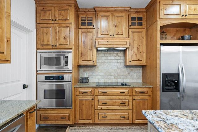 101 Winding Oak DR, Johnson City, TX 78636