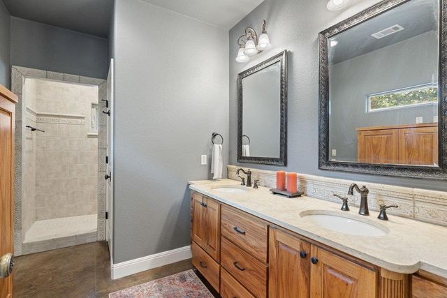 101 Winding Oak DR, Johnson City, TX 78636