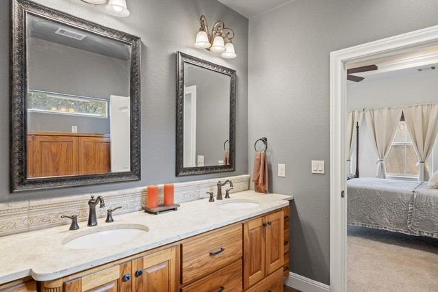 101 Winding Oak DR, Johnson City, TX 78636