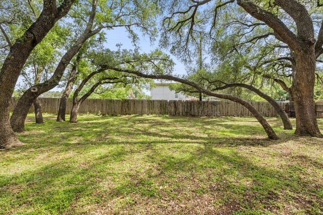 101 Winding Oak DR, Johnson City, TX 78636