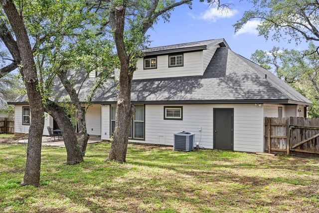 101 Winding Oak DR, Johnson City, TX 78636