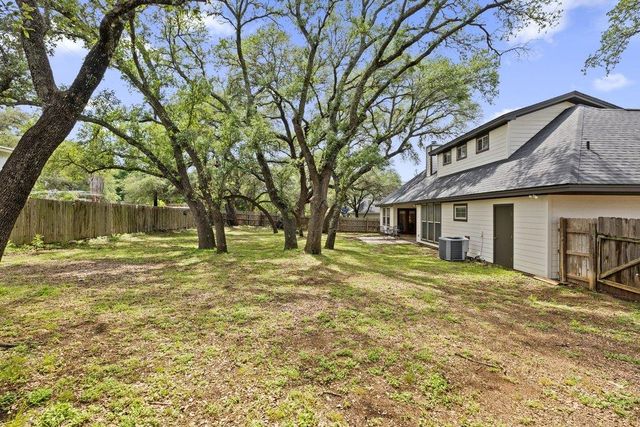 101 Winding Oak DR, Johnson City, TX 78636