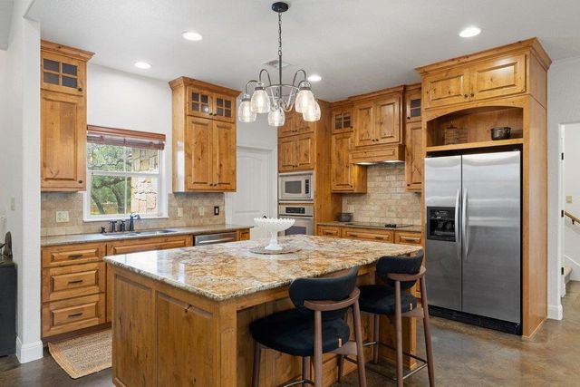 101 Winding Oak DR, Johnson City, TX 78636