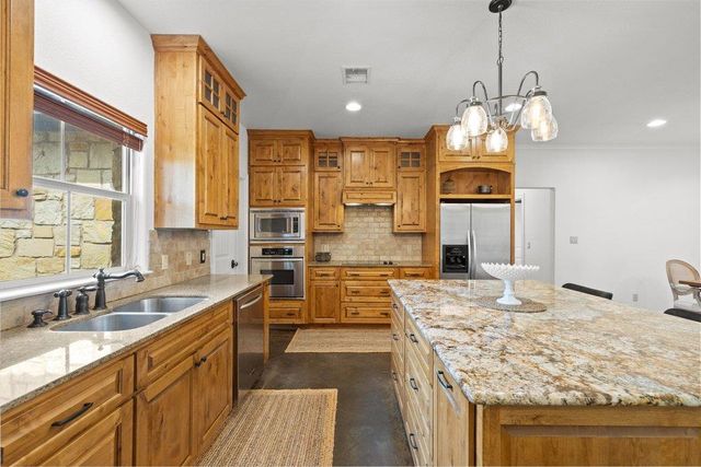 101 Winding Oak DR, Johnson City, TX 78636