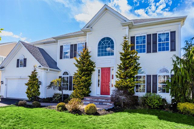 32 Avolet Court, Mount Sinai, NY 11766