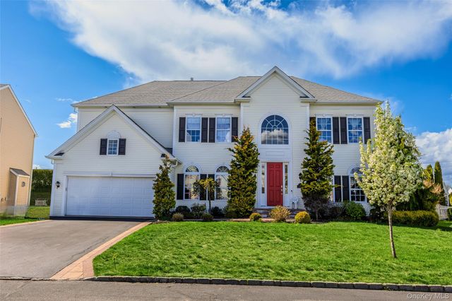 32 Avolet Court, Mount Sinai, NY 11766
