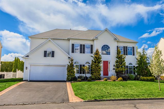 32 Avolet Court, Mount Sinai, NY 11766