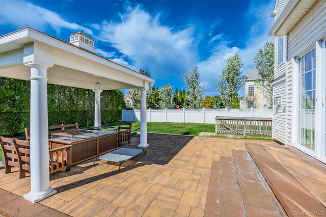 32 Avolet Court, Mount Sinai, NY 11766