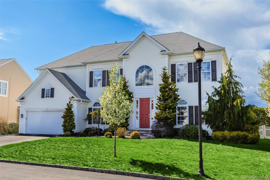 32 Avolet Court, Mount Sinai, NY 11766