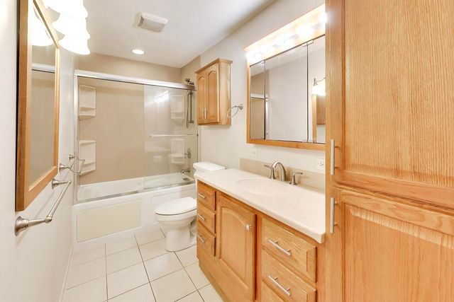 4500 Sundance Court, Hoffman Estates, IL 60192