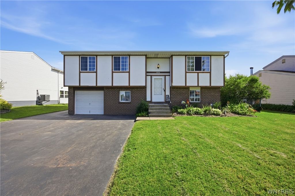 6930 Academy Lane, Lockport Town, NY 14094