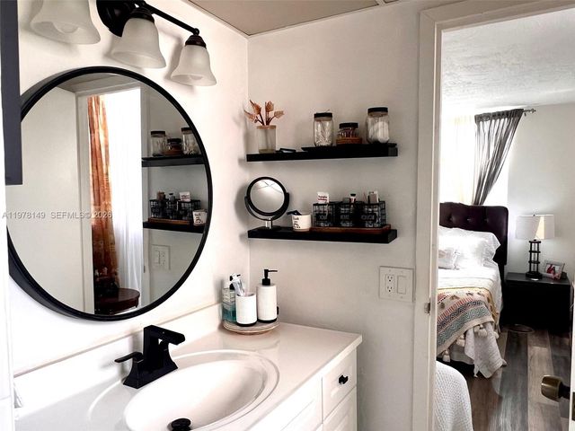 2811 Somerset Dr 211, Lauderdale Lakes, FL 33311