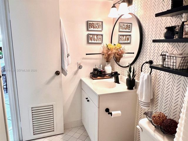 2811 Somerset Dr 211, Lauderdale Lakes, FL 33311