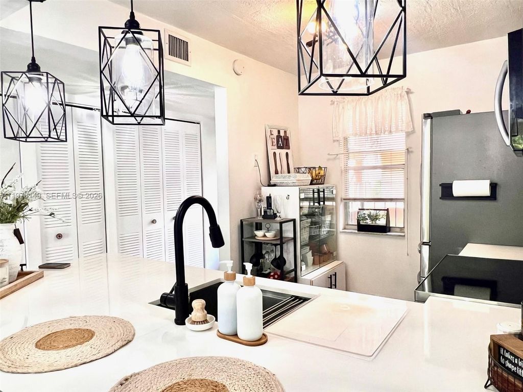 2811 Somerset Dr 211, Lauderdale Lakes, FL 33311