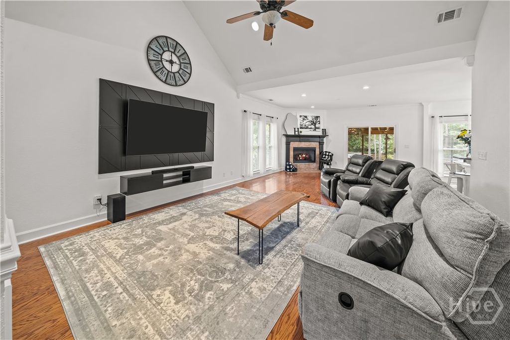 Image 12 of property listing at 572 Kelsall Drive, Richmond Hill, GA 31324