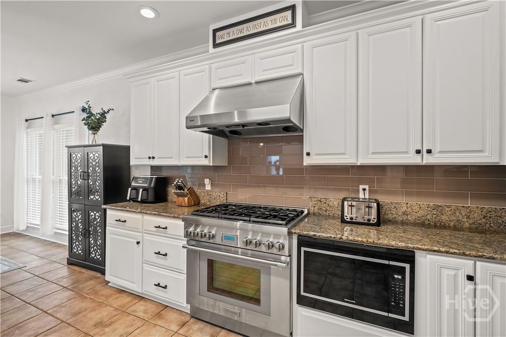 Image 19 of property listing at 572 Kelsall Drive, Richmond Hill, GA 31324