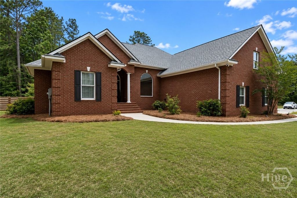 Image 2 of property listing at 572 Kelsall Drive, Richmond Hill, GA 31324