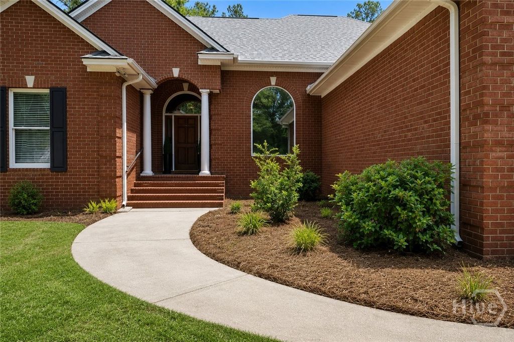 Image 3 of property listing at 572 Kelsall Drive, Richmond Hill, GA 31324