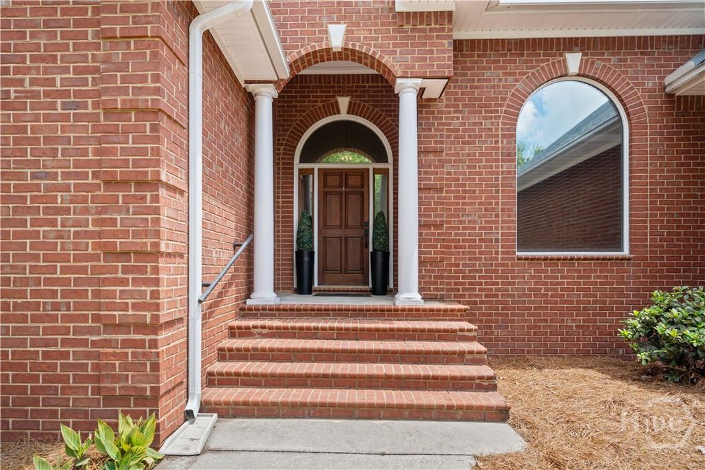 Image 4 of property listing at 572 Kelsall Drive, Richmond Hill, GA 31324