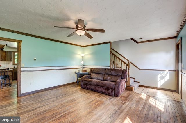 1675 BECK MILL RD, Hanover, PA 17331