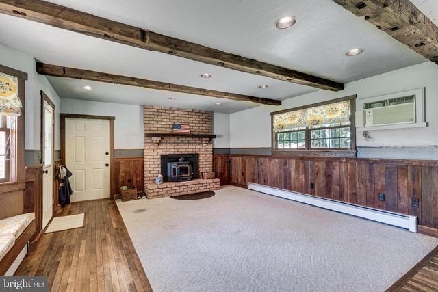 1675 BECK MILL RD, Hanover, PA 17331