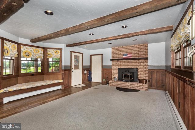 1675 BECK MILL RD, Hanover, PA 17331