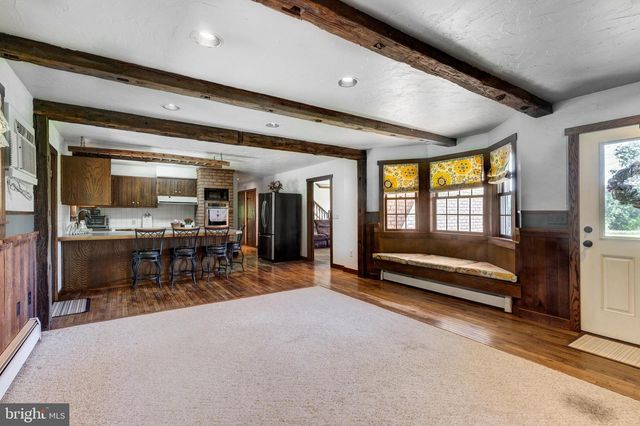 1675 BECK MILL RD, Hanover, PA 17331
