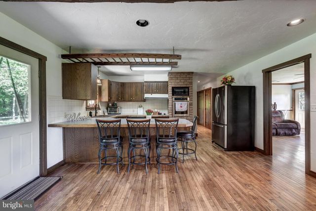 1675 BECK MILL RD, Hanover, PA 17331