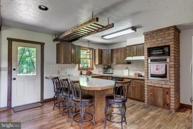 1675 BECK MILL RD, Hanover, PA 17331
