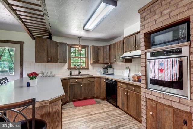 1675 BECK MILL RD, Hanover, PA 17331
