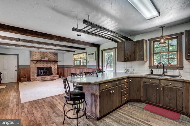 1675 BECK MILL RD, Hanover, PA 17331