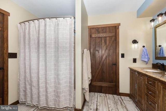 1675 BECK MILL RD, Hanover, PA 17331