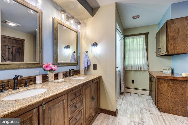 1675 BECK MILL RD, Hanover, PA 17331