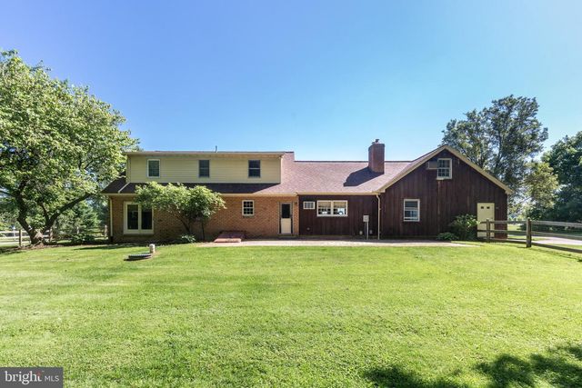 1675 BECK MILL RD, Hanover, PA 17331