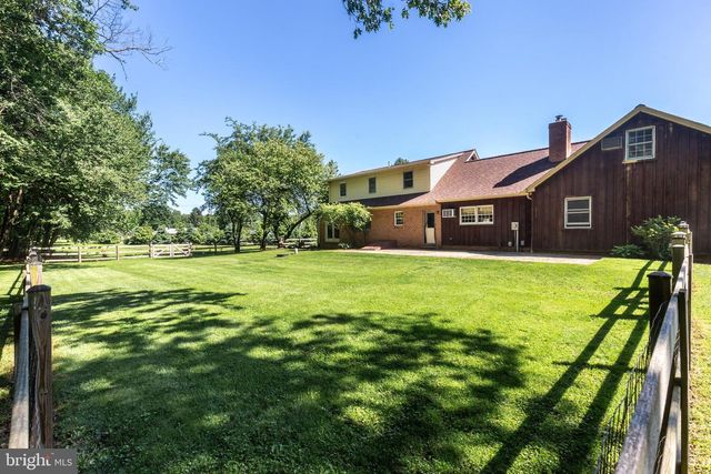 1675 BECK MILL RD, Hanover, PA 17331