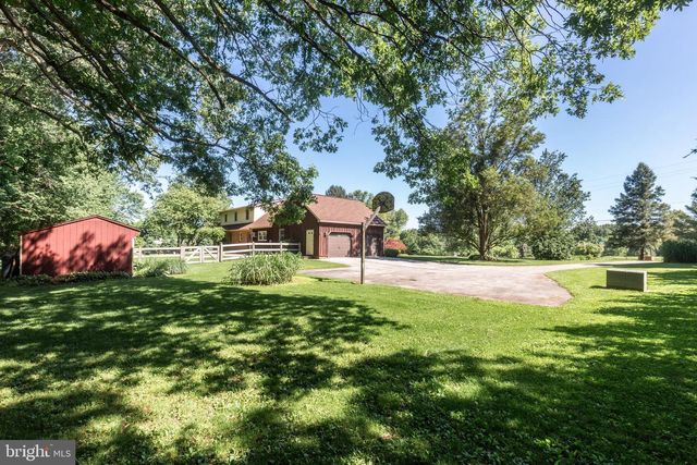 1675 BECK MILL RD, Hanover, PA 17331