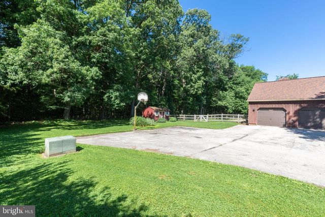1675 BECK MILL RD, Hanover, PA 17331