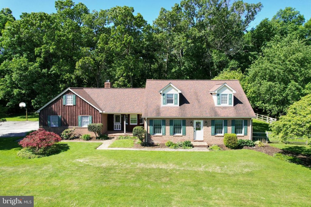 1675 BECK MILL RD, Hanover, PA 17331