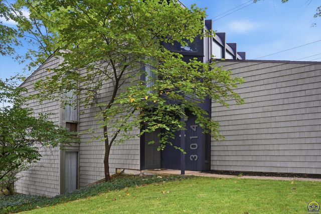 3014 SW Eveningside DR, Topeka, KS 66614